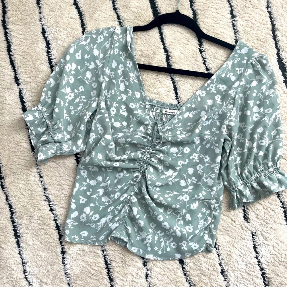 Abercrombie & Fitch Cinched Front Puff Sleeve
Top. Like new. Never worn. Size S.